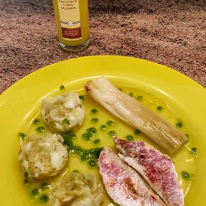 Filet de rouget poêlé et duo de poireaux